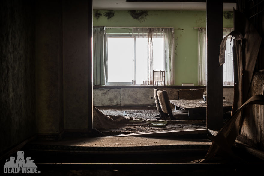31 Photos That I Took Inside The Biggest Abandoned Hotel In Japan