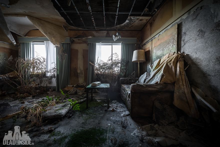 31 Photos That I Took Inside The Biggest Abandoned Hotel In Japan