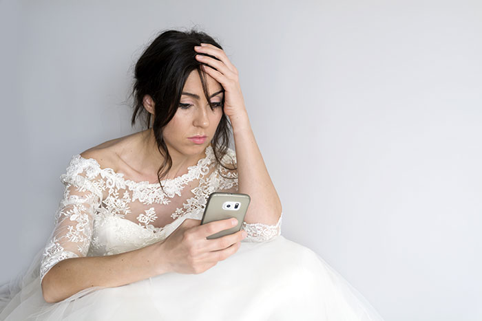 Woman Receives Screenshots Of Fiancé's Affair Texts Just Before Wedding, Reads Them Out Instead Of Vows