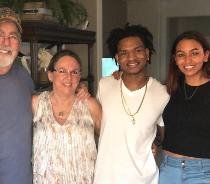 Grandma Who Accidentally Invited A Stranger To Thanksgiving Spends Third Thanksgiving With The Teen