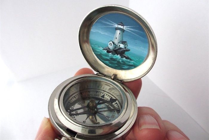 I Paint Adventure Portals That Fit Into Lockets And Compasses