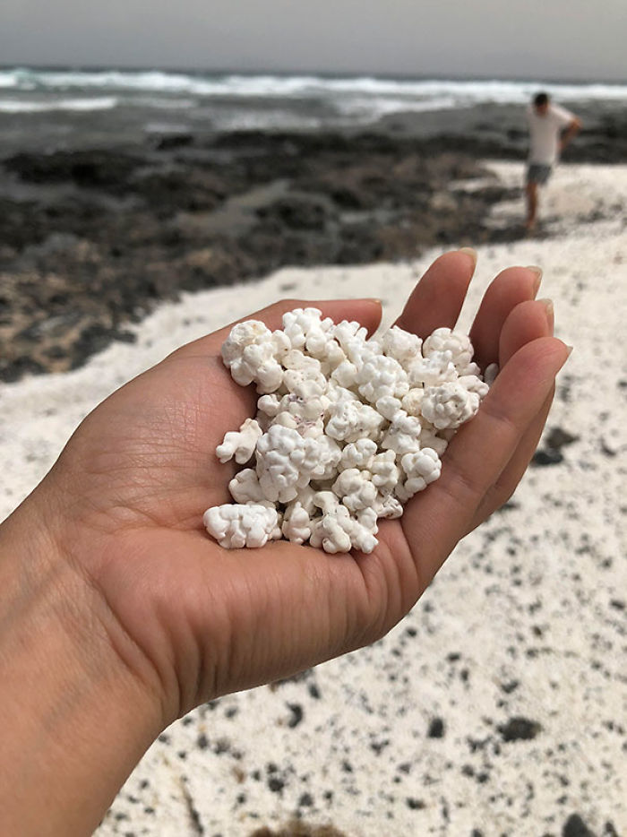 En esta playa de Fuerteventura las piedras parecen palomitas
