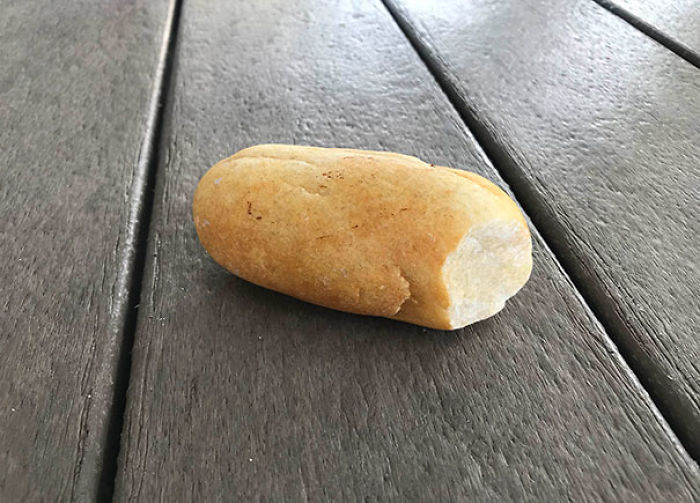 Piedra que parece una hogaza de pan con un mordisco