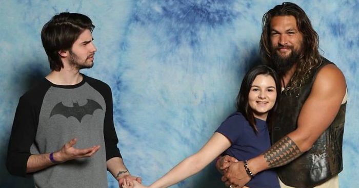 The Way Jason Momoa Is Trolling Guys When Couples Ask A Photo With Him Is Hilarious (14 Pics)