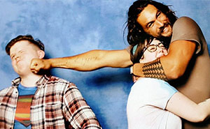 The Way Jason Momoa Is Trolling Guys When Couples Ask A Photo With Him Is Hilarious (10+ Pics)