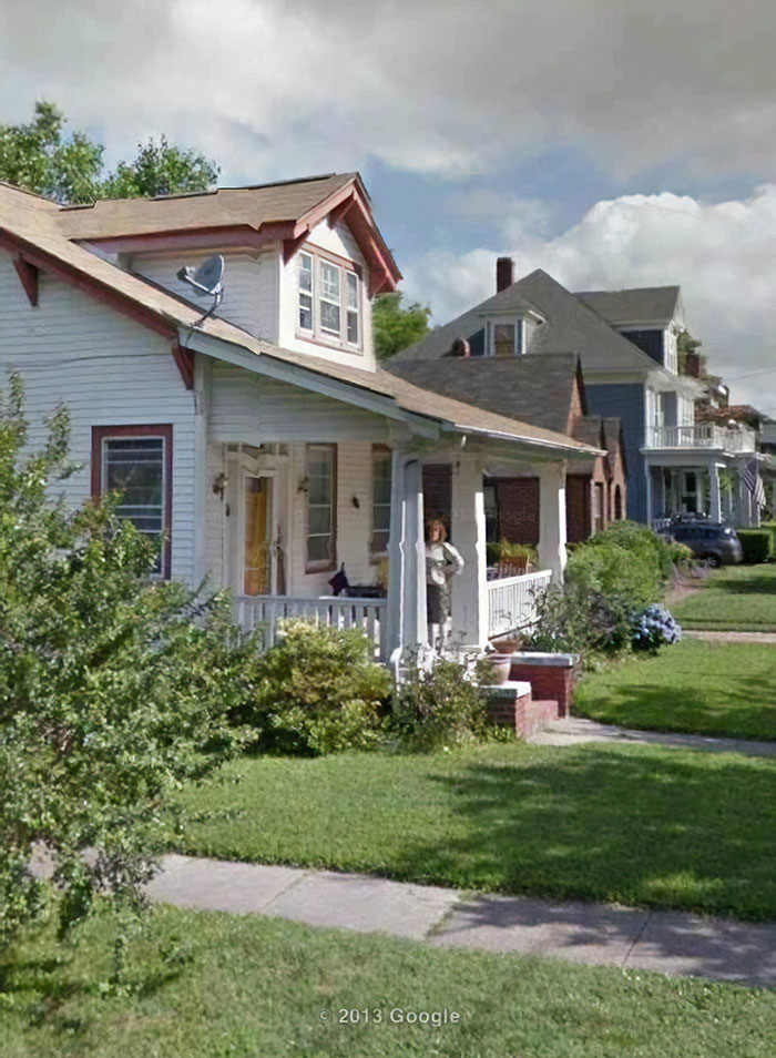 Poco después de fallecer mi madre, miré su casa en Google Earth. Y ahí está ella