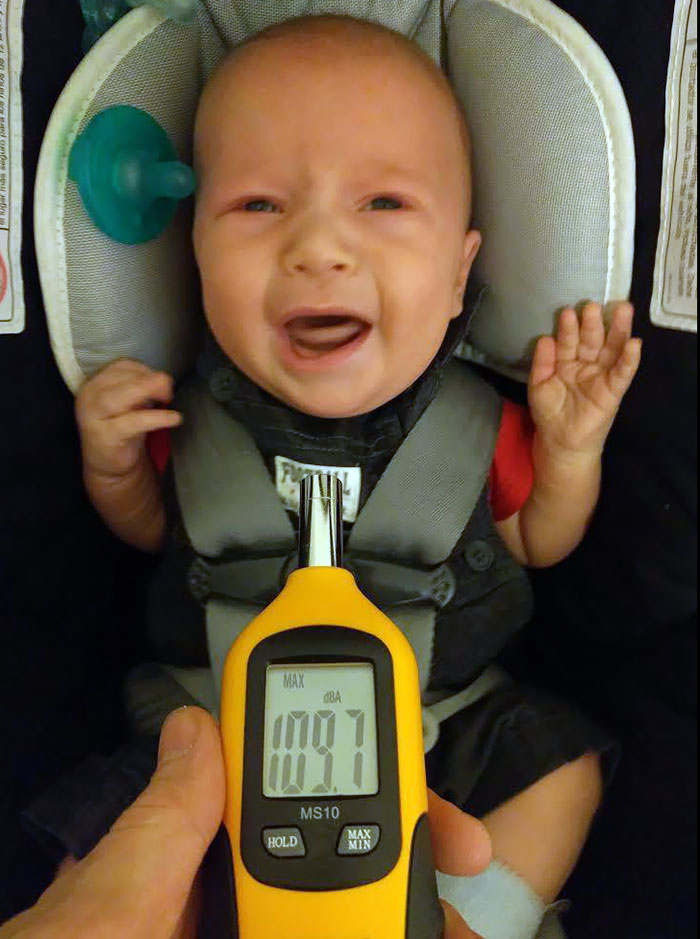 Medidor de decibelios cuando el bebé llora