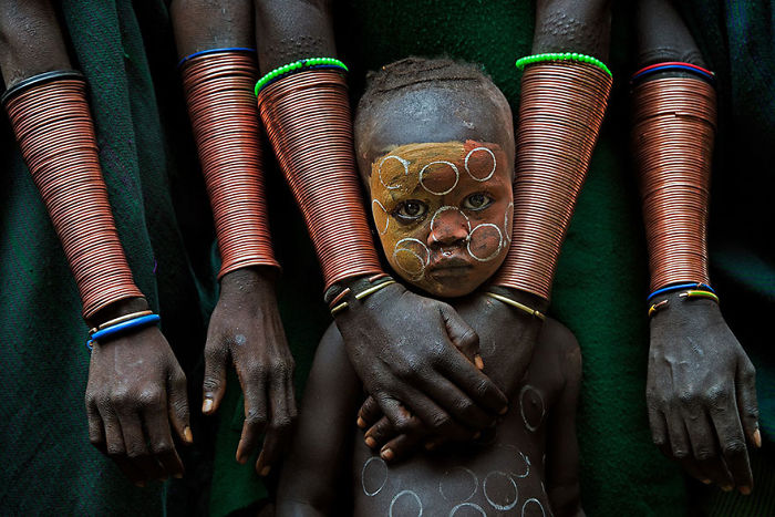 Niño con artesanía manual, Etiopía (1º en Fascinating Faces And Characters)