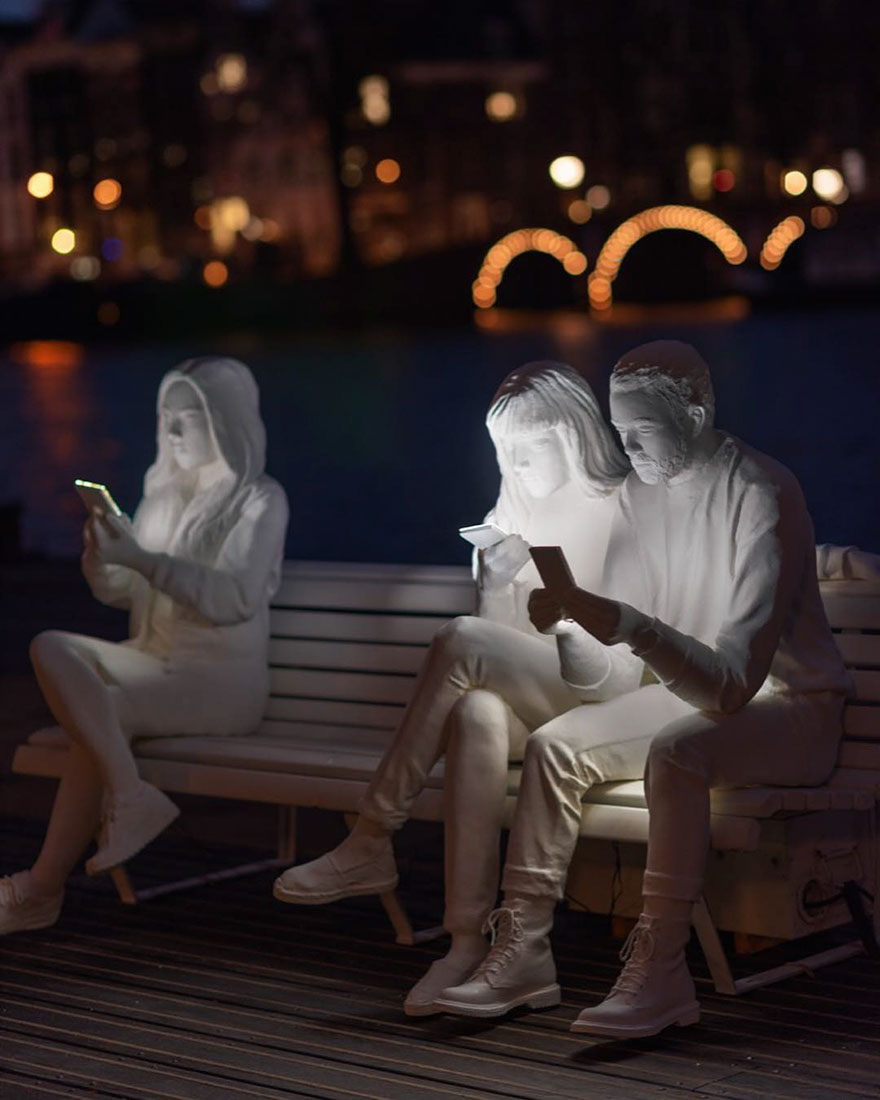 To Highlight Our Obsession With Phones, This British Artist Created A Relatable Sculpture