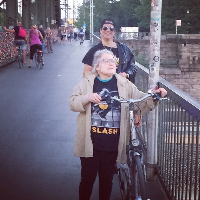 Esta señora es fan de Slash, pero no sabe que está detrás de ella
