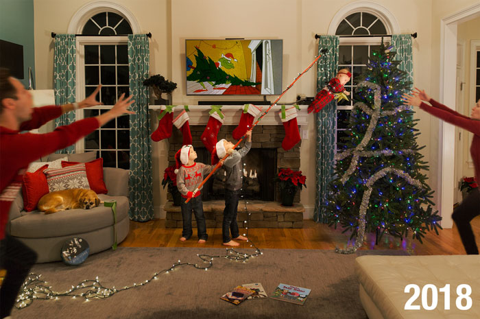 Esta familia comenzó a hacer tarjetas navideñas "reales" hace 5 años, y cuanto más crecen los niños, más locas son