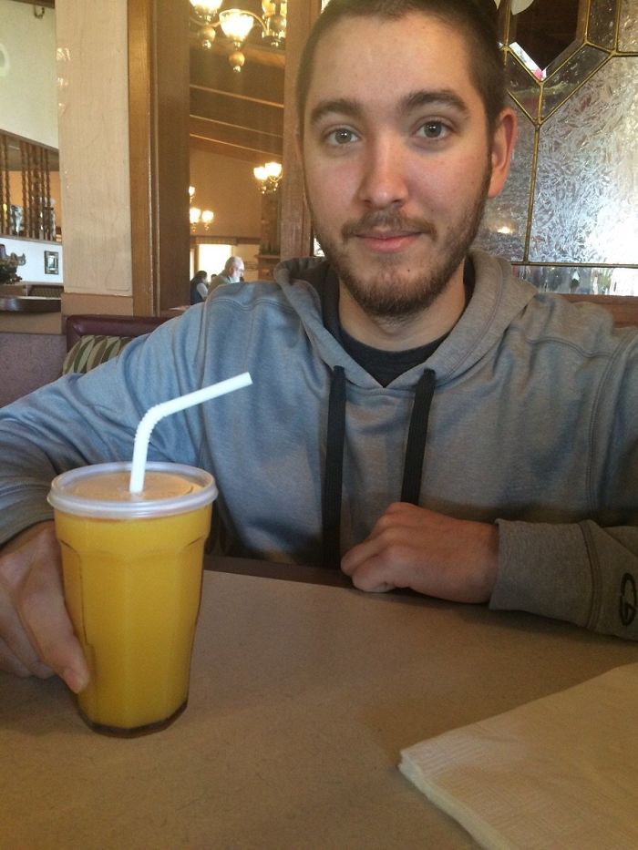 Boyfriend Knocked Over His Orange Juice, Waitress Brought Him This
