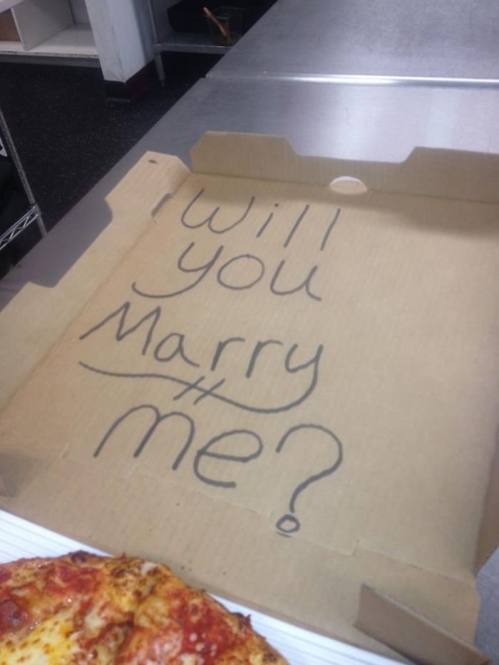 Un hombre pidió que pusiéramos en la pizza algo para animar a su novia, y escribimos "¿Quieres casarte conmigo?" No sabemos cómo acabó...