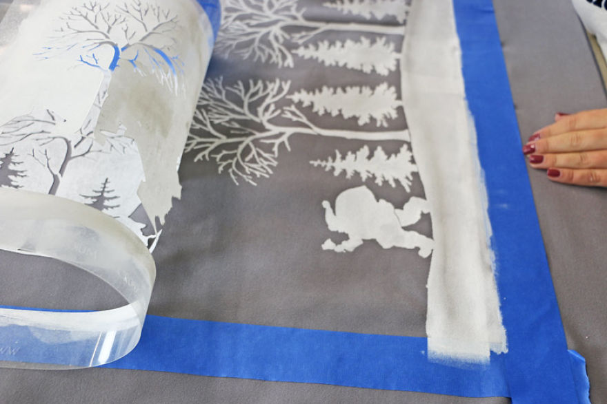 Diy Tablecloth Craft Using Christmas Stencils