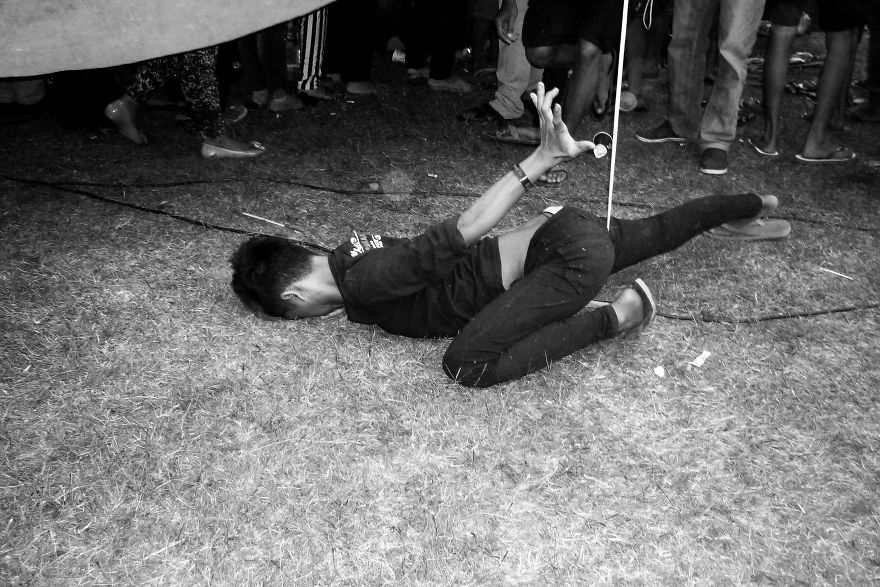 19 Photos Of Teenagers Who Were Possessed While Watching The Ebeg Show, And I Asked Myself, What Was Their Purpose In Being Possessed? 19 Photos Of Teenagers Who Were Possessed While Watching The Ebeg Show, And I Asked Myself, What Was Their Purpose In Being Possessed?