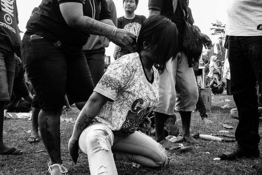 19 Photos Of Teenagers Who Were Possessed While Watching The Ebeg Show, And I Asked Myself, What Was Their Purpose In Being Possessed? 19 Photos Of Teenagers Who Were Possessed While Watching The Ebeg Show, And I Asked Myself, What Was Their Purpose In Being Possessed?
