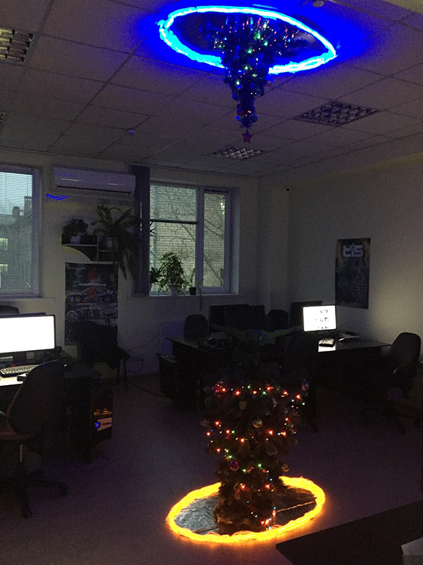 Pohon Natal unik di sebuah kantor
