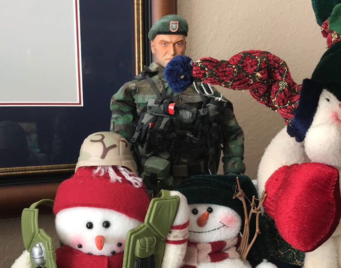 Every Christmas This Guy ‘Improves’ His Mom’s Christmas Decorations With His Soldier Figurines And It’s Hilarious
