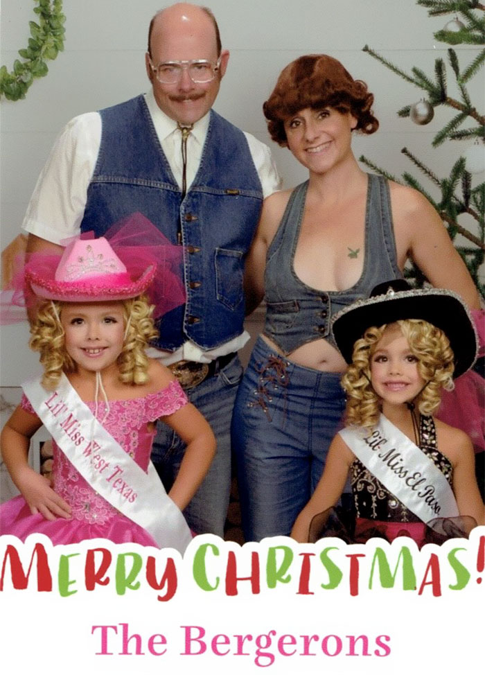 Una familia envía las felicitaciones de Navidad más embarazosas durante 17 años y son muy divertidas (Nueva imagen)