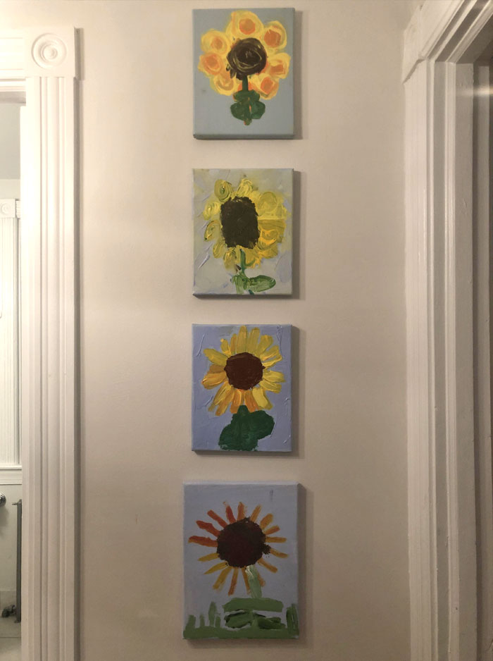 4 pinturas del mismo girasol, hechas por mis 4 hijos, cuando cada uno tenía 4 años