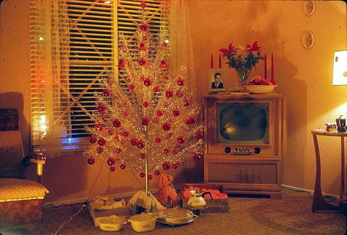 50 Photos Of Christmas Home Decor In The 1950s And 1960s Show How Much Things Have Changed Bored Panda - Vintage Christmas Home Decor
