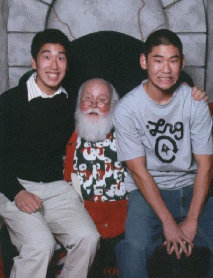Two Guys Take Pics With The Same Santa For 12 Years And People Notice They're Not Aging Properly
