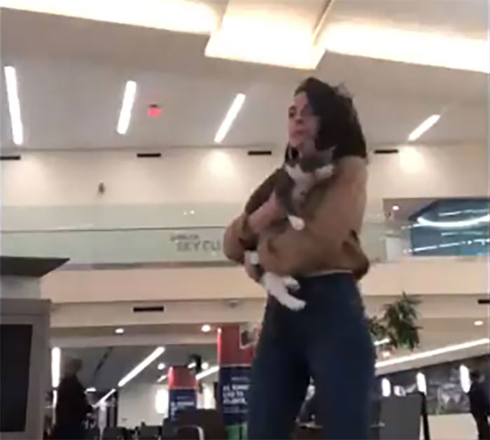 This Woman S Flight Was Canceled For 4 Hours So She Decided To Entertain Herself By Dancing In