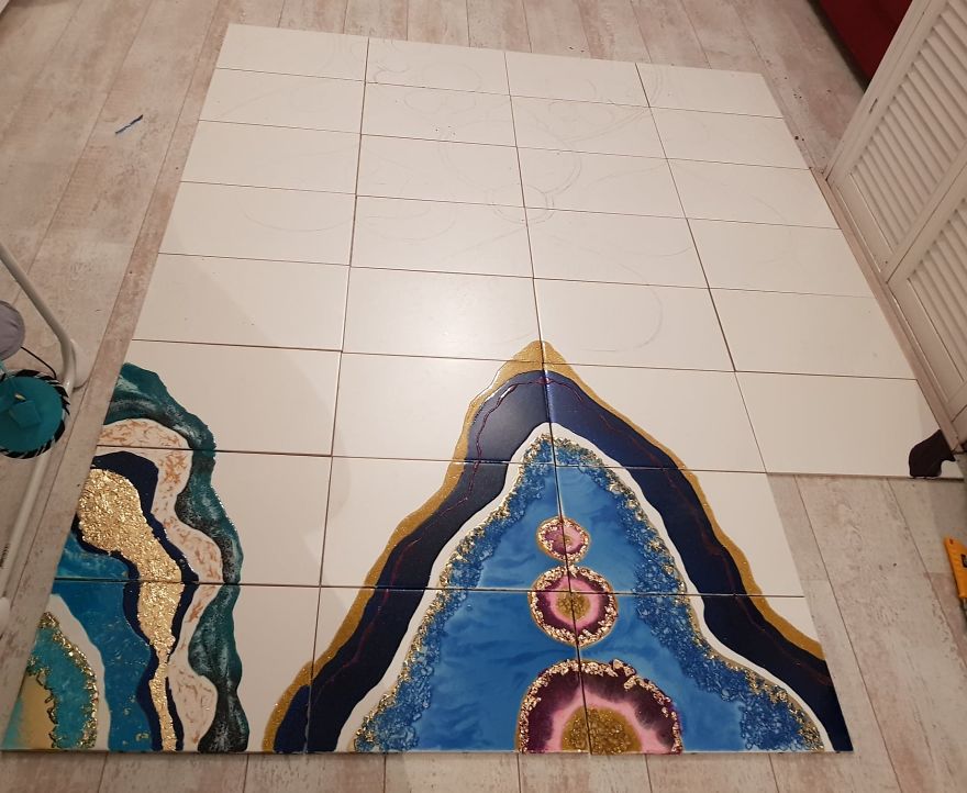 I Created A “Galaxy Shower” By Painting My Plain Bathroom Tiles