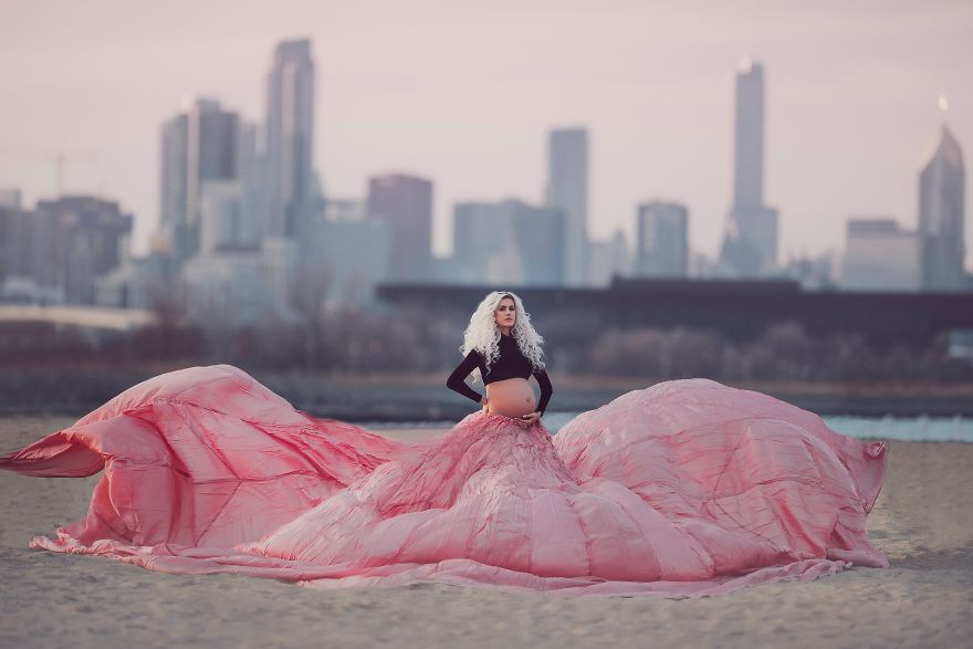 Beautiful Maternity Photoshoot In Chicago Skyline With Pink Parachute