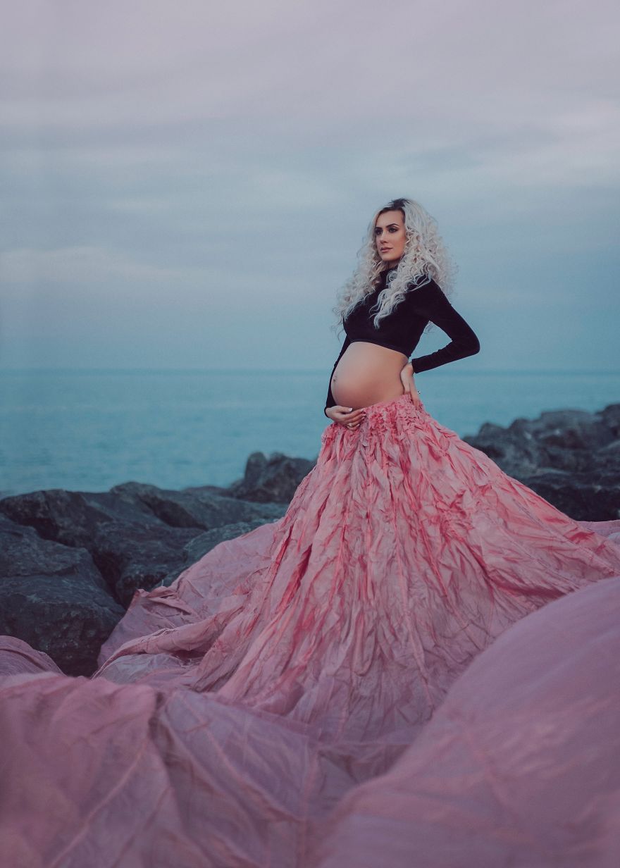 Beautiful Maternity Photoshoot In Chicago Skyline With Pink Parachute