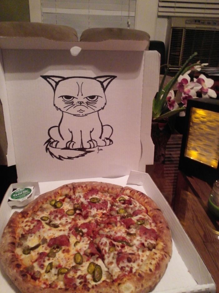 Llevo meses pidiendo que me dibujaran un gato en la caja de la pizza, y por fin. Me encanta