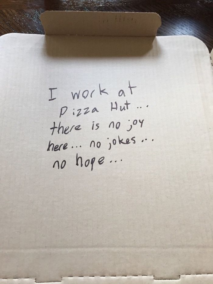 Les pedí que escribieran un chiste y pusieron "Trabajo en Pizza Hut.. no hay alegría aquí... ni chistes... ni esperanza..."