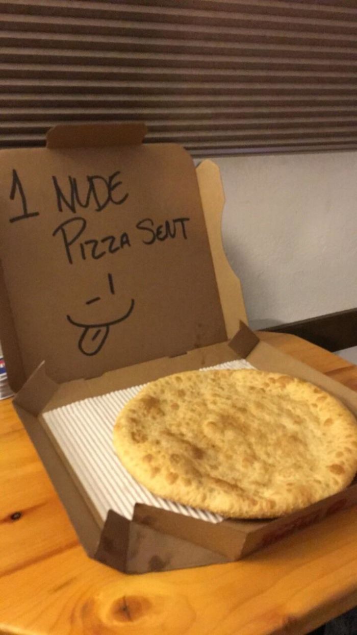 Cuando pides desnudos en la pizza y te envían una pizza "desnuda"
