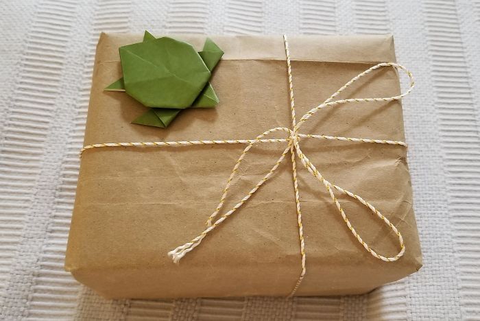 Una bolsa de papel de la compra, cordel y un poco de origami para envolver
