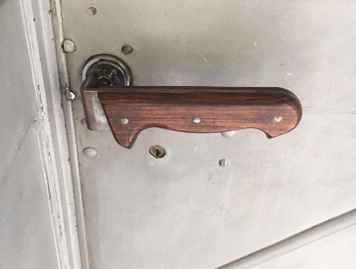 El picaporte de la puerta de esta tienda de cuchillos es también un cuchillo