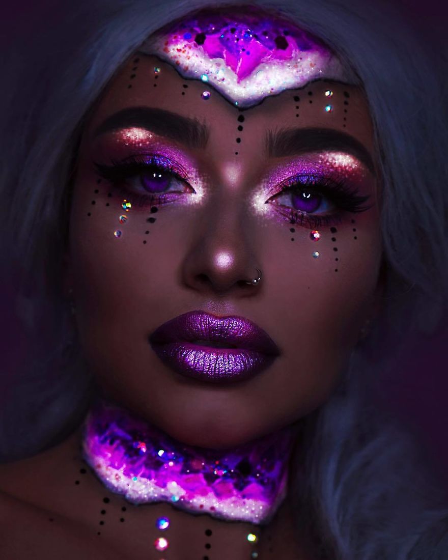 I Use Makeup, UV Paint And Light To Create Glow-In-The ...