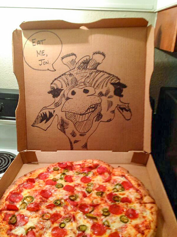 Pedí que me dibujaran una jirafa en la pizza, y pone "Cómeme, Jon"