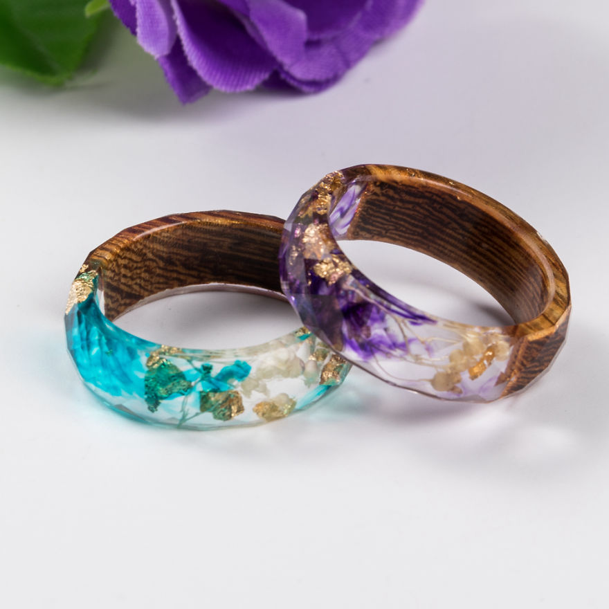 Glittering Resin Bracelet Immortalizes The Delicate Beauty Of Dried Flowers