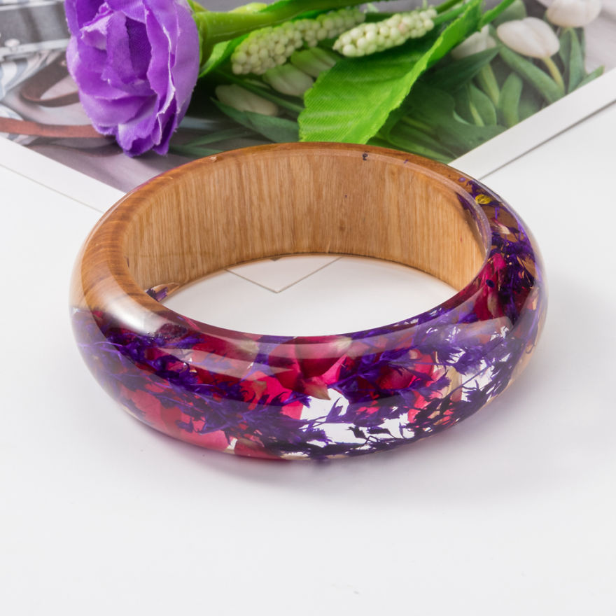 Glittering Resin Bracelet Immortalizes The Delicate Beauty Of Dried Flowers