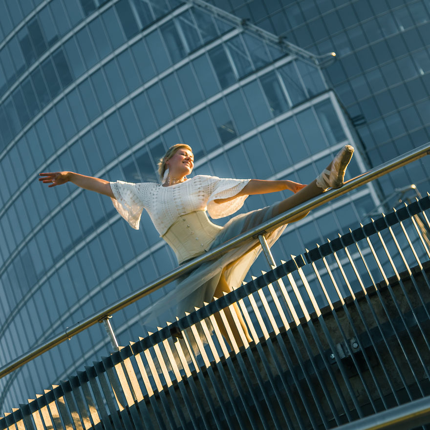 Dancer In The City – Woman Loses Half Of Her Weight And Starts To Dance Ballet.
