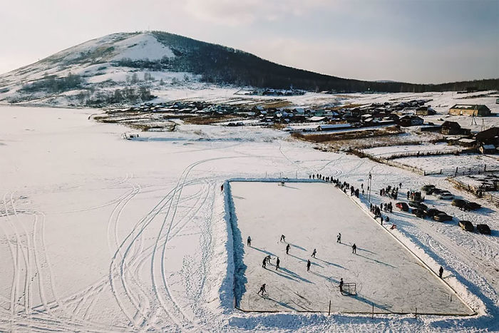 Hockey sobre hielo rural en Rusia, por Maksim Tarasov