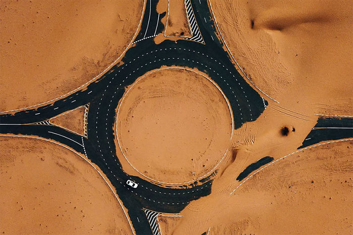 La infame carretera del desierto en Dubai, por Whosane