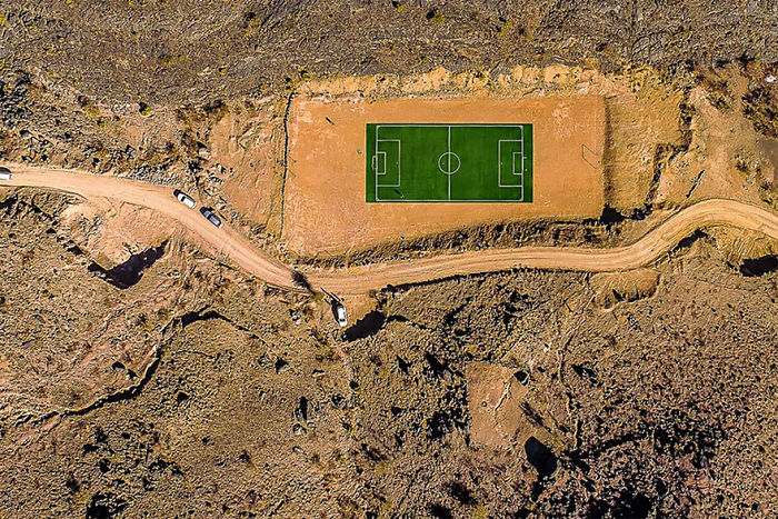 Campo de fútbol en las montañas Jabal de Omán, por Kolibik-foto