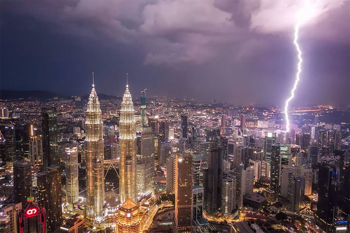 Relámpago sobre Kuala Lumpur, por Pete Demarco