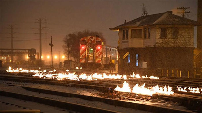 Han prendido fuego a las vías del tren para calentarlas