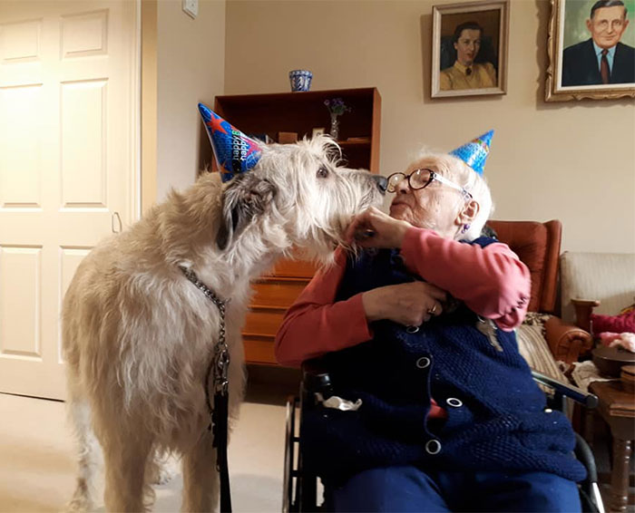 Gilligan dando un beso a Mariette por su 110 cumpleaños