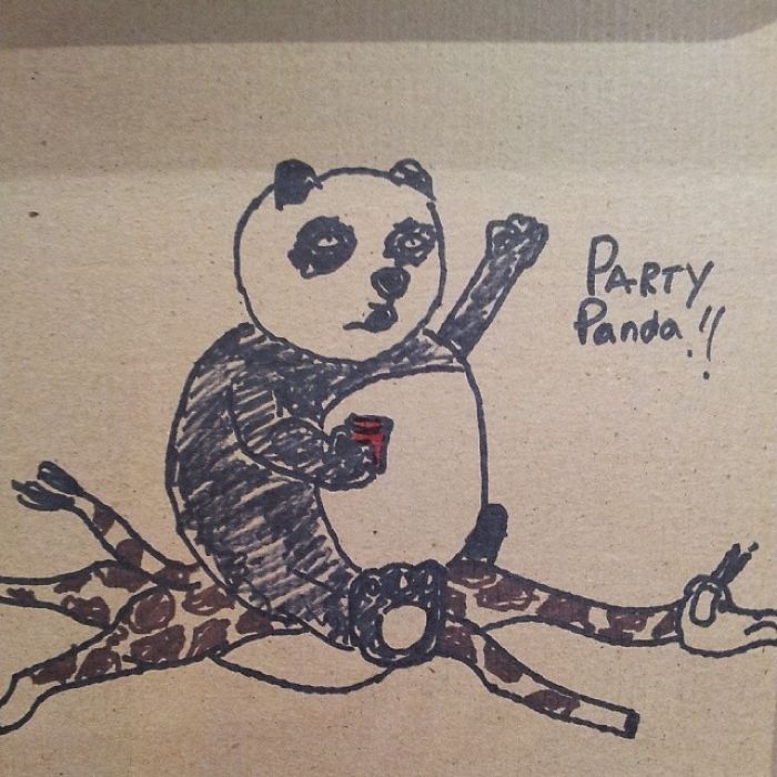 Un cliente pidió que dibujáramos un panda cabalgando una jirafa mientras toma un café solo en una taza roja