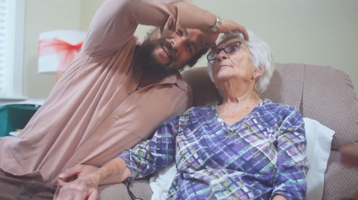 Jason Momoa Went Back Home To Visit His Grandma, And The Photos Melted People's Hearts