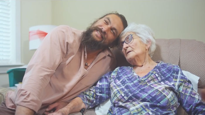 Jason Momoa Went Back Home To Visit His Grandma, And The Photos Melted People's Hearts