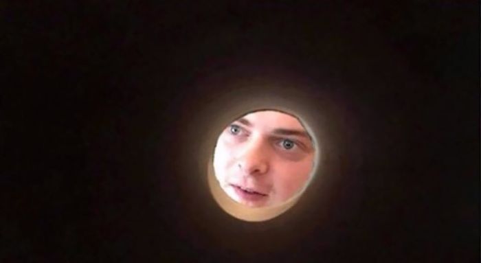 Take A Selfie Through A Toilet Roll Tube So That You Look Like The Moon